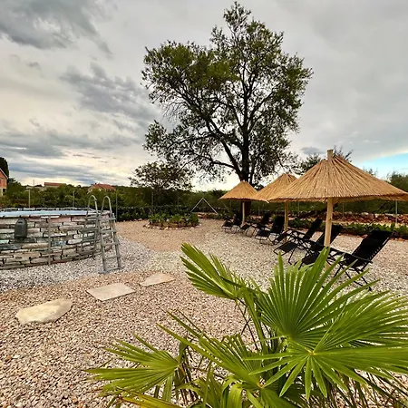 Tona Villa *